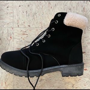 SIZE 9 Black boots with fur inside